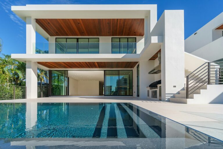 Sea-view villa with infinity pool for sale in Tamarin Mauritius